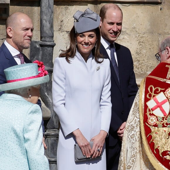 Zara Tindall, Mike Tindall, le prince William, duc de Cambridge, et Catherine (Kate) Middleton, duchesse de Cambridge, et la reine Elisabeth II d'Angleterre, arrivent pour assister à la messe de Pâques à la chapelle Saint-Georges du château de Windsor, le 20 avril 2019.