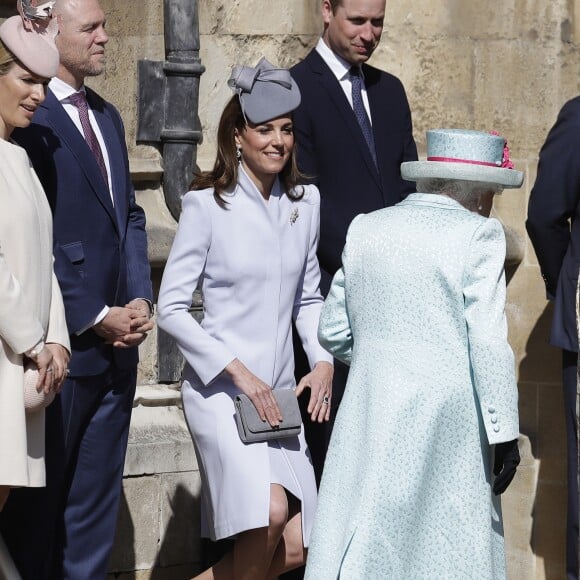 Zara Tindall, Mike Tindall, le prince William, duc de Cambridge, et Catherine (Kate) Middleton, duchesse de Cambridge, et la reine Elisabeth II d'Angleterre, arrivent pour assister à la messe de Pâques à la chapelle Saint-Georges du château de Windsor, le 20 avril 2019.