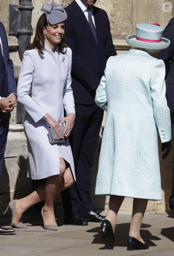 Catherine (Kate) Middleton, duchesse de Cambridge, et la reine Elisabeth II d'Angleterrearrivent pour assister à la messe de Pâques à la chapelle Saint-Georges du château de Windsor, le 20 avril 2019.