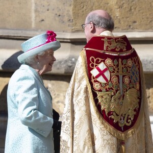 La reine Elisabeth II d'Angleterre arrive pour assister à la messe de Pâques à la chapelle Saint-Georges du château de Windsor, le 20 avril 2019.
