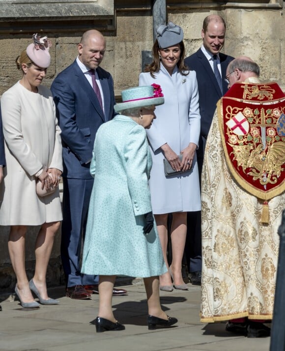 Zara Phillips (Zara Tindall), Mike Tindall, le prince William, duc de Cambridge, et Catherine (Kate) Middleton, duchesse de Cambridge, le prince Andrew, duc d'York et la reine Elisabeth II d'Angleterre, arrivent pour assister à la messe de Pâques à la chapelle Saint-Georges du château de Windsor, le 21 avril 2119.