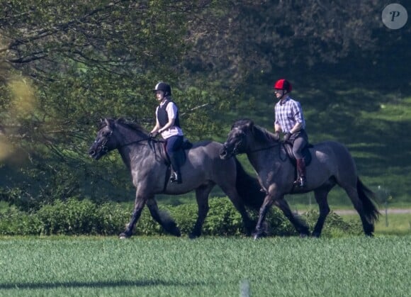 Le prince Edward et sa fille Lady Louise Windsor se baladant à cheval dans le parc du château de Windsor, le 20 avril 2019.