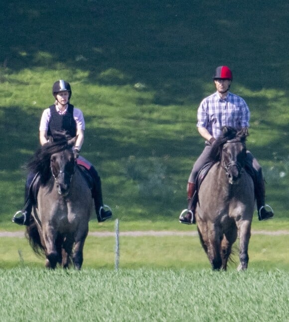 Le prince Edward et sa fille Lady Louise Windsor se baladant à cheval dans le parc du château de Windsor, le 20 avril 2019.
