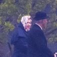 La reine Elizabeth II montant à cheval avec Terry Pendry dans le parc du château de Windsor le 8 avril 2019.