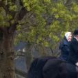 La reine Elizabeth II montant à cheval avec Terry Pendry dans le parc du château de Windsor le 8 avril 2019.