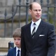 Le prince Edward, comte de Wessex, et son fils James Mountbatten-Windsor, vicomte Severn, le 31 mars 2018 lors de la messe de Pâques à Windsor, en la chapelle Saint-George.