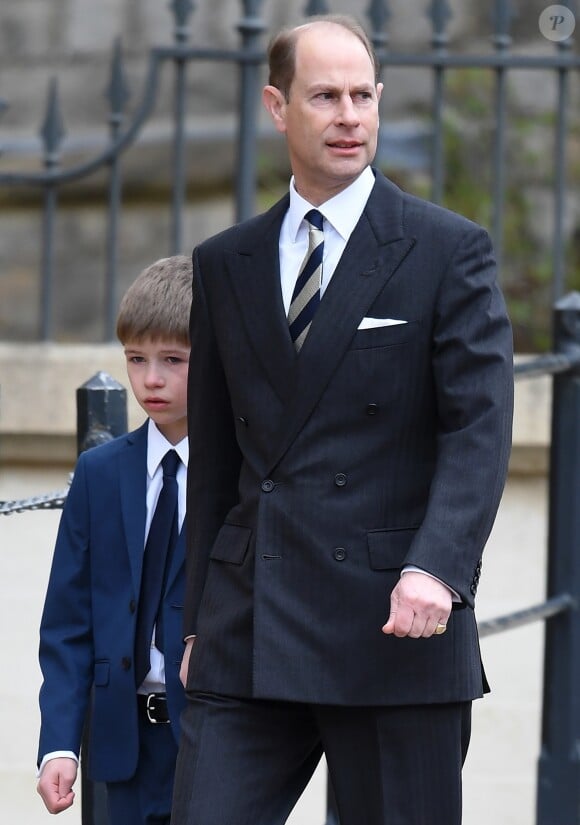 Le prince Edward, comte de Wessex, et son fils James Mountbatten-Windsor, vicomte Severn, le 31 mars 2018 lors de la messe de Pâques à Windsor, en la chapelle Saint-George.