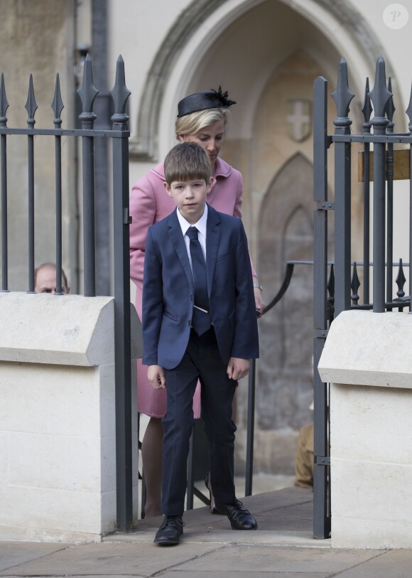 La comtesse Sophie de Wessex avec son fils James, vicomte Severn, le 16 avril 2017 à la messe de Pâques à la chapelle Saint-Georges de Windsor.