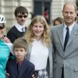 La comtesse Sophie de Wessex accueillie et félicitée par son mari le prince Edward et leurs enfants James et Louise au palais de Buckingham le 25 septembre 2016 à l'arrivée du "450 miles Diamond Challenge Bike Ride".