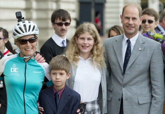 La comtesse Sophie de Wessex accueillie et félicitée par son mari le prince Edward et leurs enfants James et Louise au palais de Buckingham le 25 septembre 2016 à l'arrivée du "450 miles Diamond Challenge Bike Ride".