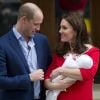 Le prince William et la duchesse Catherine de Cambridge avec leur fils le prince Louis Arthur Charles de Cambridge à la sortie de l'hôpital St Mary le 23 avril 2018