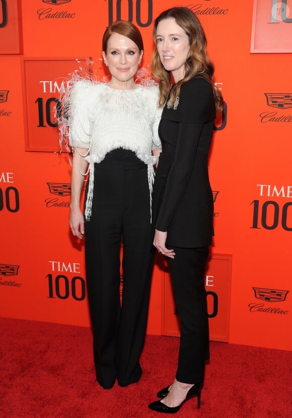 Julianne Moore et Claire Waight Keller (directrice artistique de Givenchy) - Les célébrités au Time 100 Gala 2019 à New York, le 23 avril 2019.