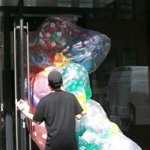 Bella Hadid arrive les bras chargés de ballons et fleurs au domicile de sa soeur Gigi Hadid pour son anniversaire à New York, le 23 avril 2019.