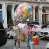 Bella Hadid arrive les bras chargés de ballons et fleurs au domicile de sa soeur Gigi Hadid pour son anniversaire à New York, le 23 avril 2019.