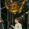 Bella Hadid se rend à l'anniversaire de sa soeur Gigi Hadid avec des ballons dorés à New York, le 23 avril 2019.