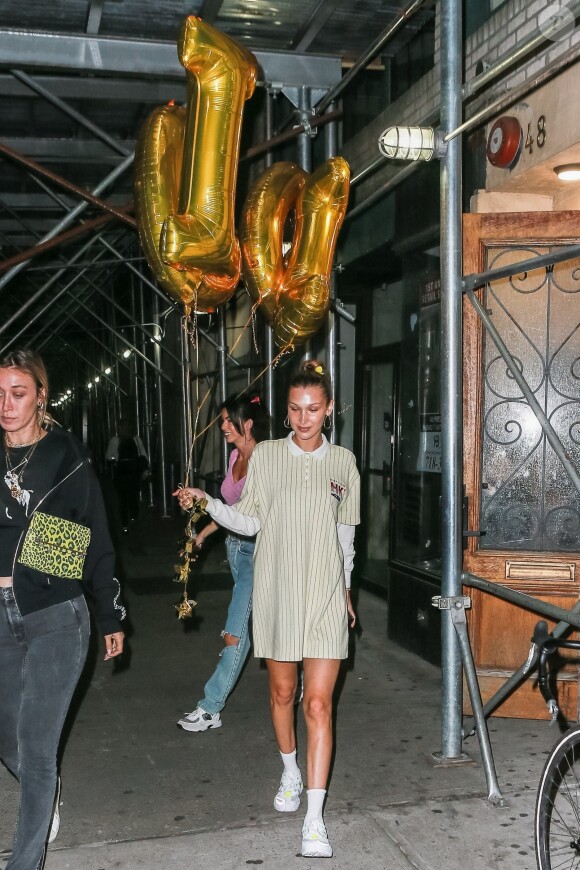 Bella Hadid se rend à l'anniversaire de sa soeur Gigi Hadid avec des ballons dorés à New York, le 23 avril 2019.