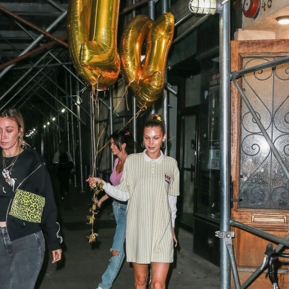 Bella Hadid se rend à l'anniversaire de sa soeur Gigi Hadid avec des ballons dorés à New York, le 23 avril 2019.