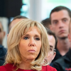 Brigitte Macron - Le président de la République Emmanuel Macron fait un discours alors qu'il reçoit au Palais de L'Elysée les forces mobilisées à Notre-Dame pour les remercier de leur intervention lors de l'incendie qui a ravagé la cathédrale. Paris le 18 avril 2019. © Eliot Blondet / Pool / Bestimage