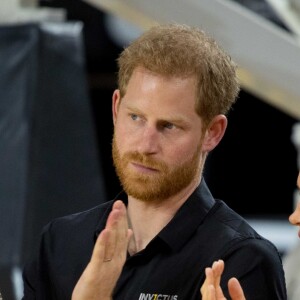 Le prince Harry, duc de Sussex, et Meghan Markle, duchesse de Sussex, enceinte, assistent à la cérémonie de clôture des Invictus Games 2018 à Sydney, le 27 octobre 2018.