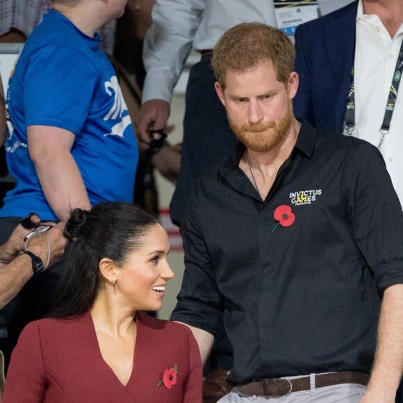 Le prince Harry, duc de Sussex, et Meghan Markle, duchesse de Sussex, enceinte, assistent à la cérémonie de clôture des Invictus Games 2018 à Sydney, le 27 octobre 2018.