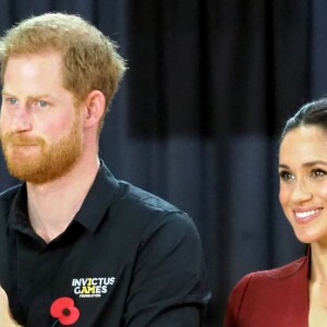 Le prince Harry, duc de Sussex, et Meghan Markle, duchesse de Sussex, enceinte, assistent à la cérémonie de clôture des Invictus Games 2018 à Sydney, le 27 octobre 2018.