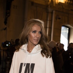 Céline Dion porte un sweat blanc à capuche avec l'inscription "I'M WORTH IT" (Je le vaux bien) à la sortie de l'hôtel Plaza Athénée après le tournage pour l'Oréal à Paris, France, le 30 janvier 2019.