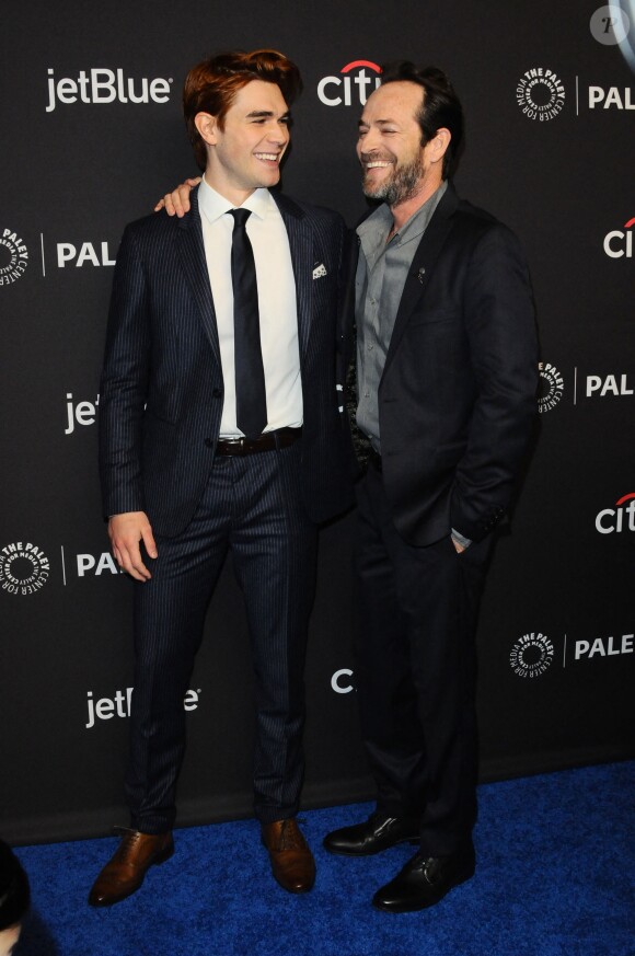KJ Apa et Luke Perry, père et fils dans la série Riverdale, le 25 mars 2018 au Paley Festival à Los Angeles.