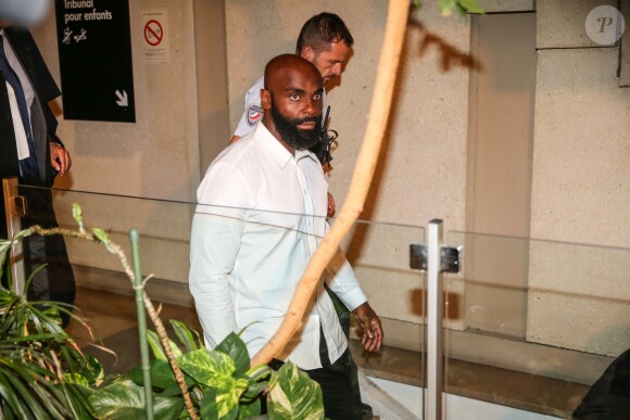 Kaaris de son vrai nom Okou Armand Gnakouri - Les rappeurs Kaaris et Booba, ainsi que neuf autres prévenus, ont été jugés ce jeudi devant le tribunal correctionnel de Créteil pour violences aggravées et vols en réunion après leur bagarre à Orly le 1er août dernier le 6 septembre 2018. Après plus de dix heures d'audience, jeudi le procureur a requis une peine de douze mois de prison avec sursis contre les deux rappeurs, se refusant de faire une différence entre les deux camps. " Ce qui est acquis au débat, c'est que [Booba] a porté le premier coup. Mais aussi que c'est [Kaaris] qui est allé à son contact pour engager l'altercation ", a-t-il justifié les comparant à des " petits-bourgeois du clash ".