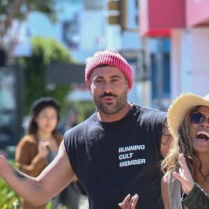 Exclusif - Halle Berry déjeune avec des amis, à la sortie du restaurant avant que chacun ne rejoigne sa voiture elle enlace ses amis, Los angeles, le 10 avril 2019.