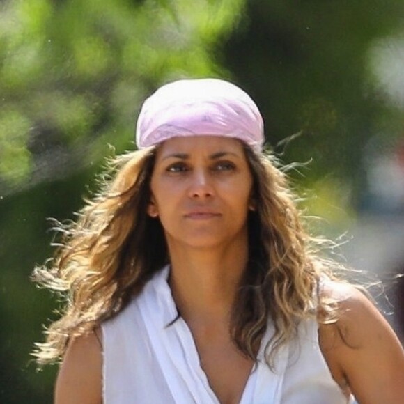 Exclusf - Halle Berry se promène avec son fils Maceo dans les rues de Los Angeles le 9 avril 2019.