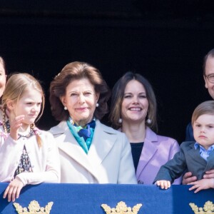 La princesse Victoria, la princesse Estelle, la reine Silvia, la princesse Sofia, le prince Daniel et le prince Oscar de Suède au balcon du palais royal pour les célébrations du 73e anniversaire du roi Carl XVI Gustaf à Stockholm le 30 avril 2019.