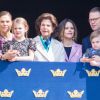 La princesse Victoria, la princesse Estelle, la reine Silvia, la princesse Sofia, le prince Daniel et le prince Oscar de Suède au balcon du palais royal pour les célébrations du 73e anniversaire du roi Carl XVI Gustaf à Stockholm le 30 avril 2019.