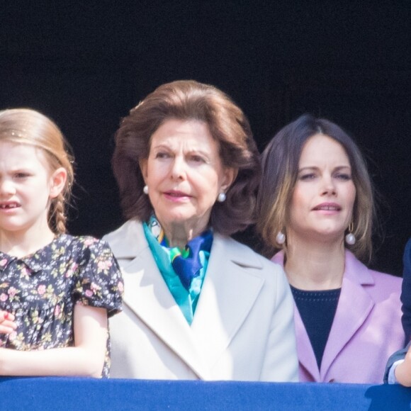 La princesse Victoria, la princesse Estelle, la reine Silvia, la princesse Sofia, le prince Daniel et le prince Oscar de Suède au balcon du palais royal pour les célébrations du 73e anniversaire du roi Carl XVI Gustaf à Stockholm le 30 avril 2019.