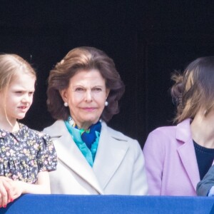 La princesse Victoria, la princesse Estelle, la reine Silvia, la princesse Sofia, le prince Daniel et le prince Oscar de Suède au balcon du palais royal pour les célébrations du 73e anniversaire du roi Carl XVI Gustaf à Stockholm le 30 avril 2019.