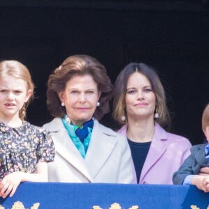 La princesse Victoria, la princesse Estelle, la reine Silvia, la princesse Sofia, le prince Daniel et le prince Oscar de Suède au balcon du palais royal pour les célébrations du 73e anniversaire du roi Carl XVI Gustaf à Stockholm le 30 avril 2019.