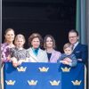 La princesse Victoria, la princesse Estelle, la reine Silvia, la princesse Sofia, le prince Daniel et le prince Oscar de Suède au balcon du palais royal pour les célébrations du 73e anniversaire du roi Carl XVI Gustaf à Stockholm le 30 avril 2019.