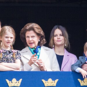 La princesse Victoria, la princesse Estelle, la reine Silvia, la princesse Sofia, le prince Daniel et le prince Oscar de Suède au balcon du palais royal pour les célébrations du 73e anniversaire du roi Carl XVI Gustaf à Stockholm le 30 avril 2019.