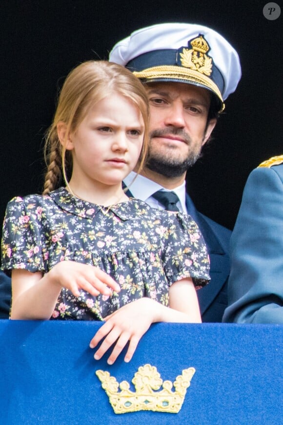Le prince Carl Philip de Suède et sa nièce la princesse Estelle au balcon du palais royal à Stockholm le 30 avril 2019 pour les célébrations du 73e anniversaire du roi Carl XVI Gustaf.