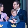 La princesse Sofia, le prince Daniel et le prince Oscar de Suède au balcon du palais royal à Stockholm le 30 avril 2019 pour les célébrations du 73e anniversaire du roi Carl XVI Gustaf.