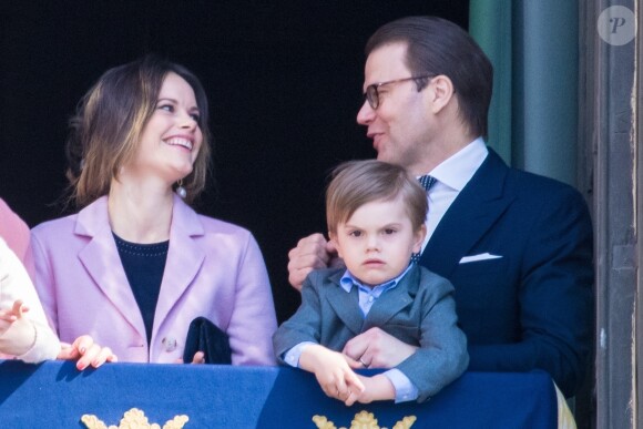 La princesse Sofia, le prince Daniel et le prince Oscar de Suède au balcon du palais royal à Stockholm le 30 avril 2019 pour les célébrations du 73e anniversaire du roi Carl XVI Gustaf.