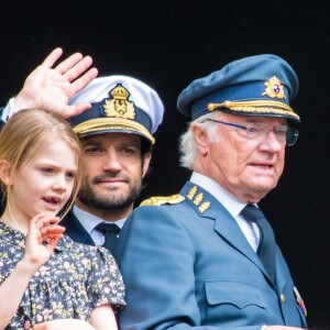 Le roi Carl XVI Gustaf de Suède entouré de sa famille - le prince Carl Philip, la princesse Estelle, le prince Oscar, la princesse Victoria, la reine Silvia - au balcon du palais royal à Stockholm le 30 avril 2019 pour les célébrations de son 73e anniversaire.