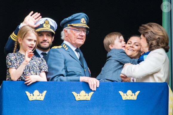 Le roi Carl XVI Gustaf de Suède entouré de sa famille - le prince Carl Philip, la princesse Estelle, le prince Oscar, la princesse Victoria, la reine Silvia - au balcon du palais royal à Stockholm le 30 avril 2019 pour les célébrations de son 73e anniversaire.