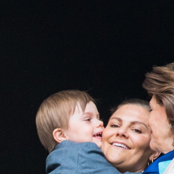 La princesse Victoria de Suède et son fils le prince Oscar, 3 ans, au balcon du palais royal à Stockholm le 30 avril 2019 lors des célébrations du 73e anniversaire du roi Carl XVI Gustaf.