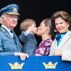 Le roi Carl XVI Gustaf de Suède avec le prince Oscar, la princesse Victoria, la reine Silvia au balcon du palais royal à Stockholm le 30 avril 2019 pour les célébrations de son 73e anniversaire.