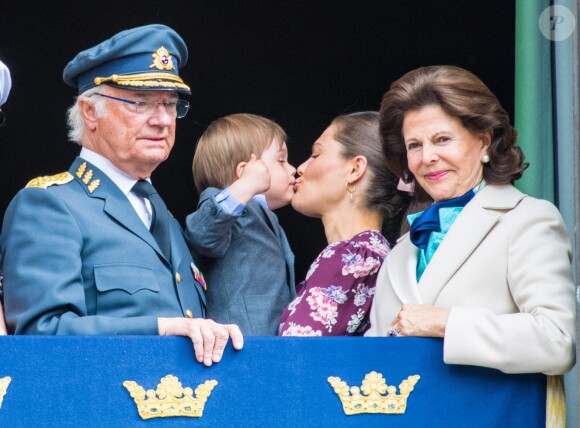 Le roi Carl XVI Gustaf de Suède avec le prince Oscar, la princesse Victoria, la reine Silvia au balcon du palais royal à Stockholm le 30 avril 2019 pour les célébrations de son 73e anniversaire.
