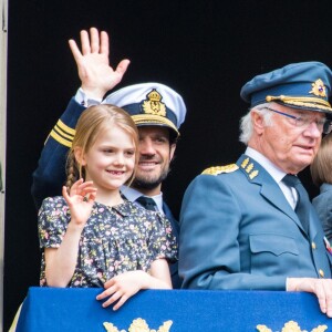 Le roi Carl XVI Gustaf de Suède entouré de sa famille - le prince Carl Philip, la princesse Estelle, le prince Oscar, la princesse Victoria, la reine Silvia - au balcon du palais royal à Stockholm le 30 avril 2019 pour les célébrations de son 73e anniversaire.