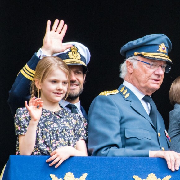 Le roi Carl XVI Gustaf de Suède entouré de sa famille - le prince Carl Philip, la princesse Estelle, le prince Oscar, la princesse Victoria, la reine Silvia - au balcon du palais royal à Stockholm le 30 avril 2019 pour les célébrations de son 73e anniversaire.