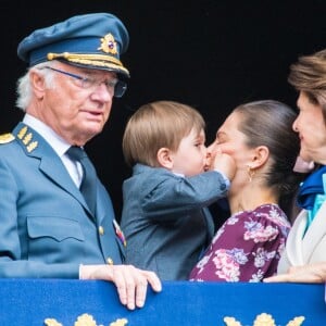 Le roi Carl XVI Gustaf de Suède avec le prince Oscar, la princesse Victoria, la reine Silvia au balcon du palais royal à Stockholm le 30 avril 2019 pour les célébrations de son 73e anniversaire.