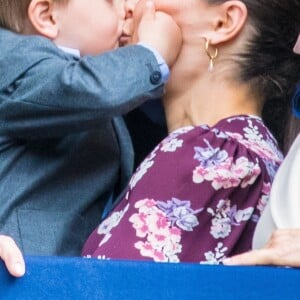 La princesse Victoria de Suède et son fils le prince Oscar, 3 ans, au balcon du palais royal à Stockholm le 30 avril 2019 lors des célébrations du 73e anniversaire du roi Carl XVI Gustaf.