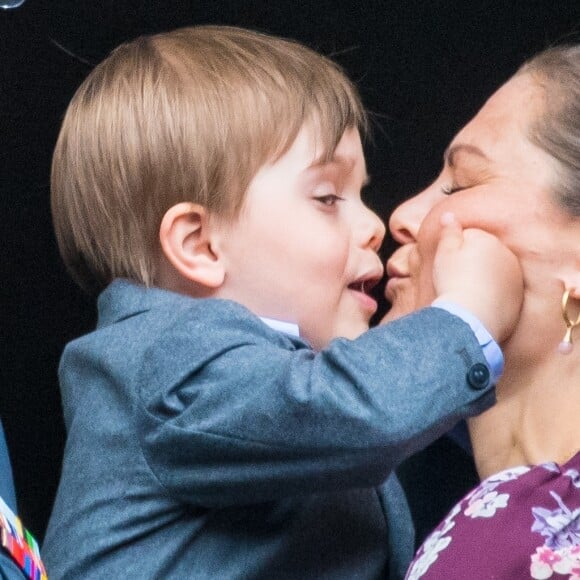 La princesse Victoria de Suède et son fils le prince Oscar, 3 ans, au balcon du palais royal à Stockholm le 30 avril 2019 lors des célébrations du 73e anniversaire du roi Carl XVI Gustaf.